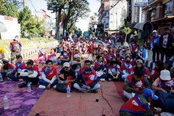 Junge Protestiererinnen in Nepal