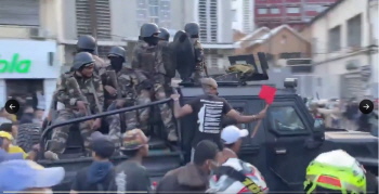 Demonstranten und Soldaten bei gemeinsamer Aktion